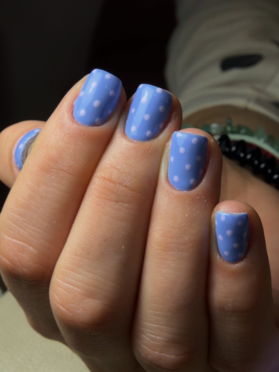 Manicura libre de HEMA y TPO para el cuidado de uñas sensibles en Gijón
