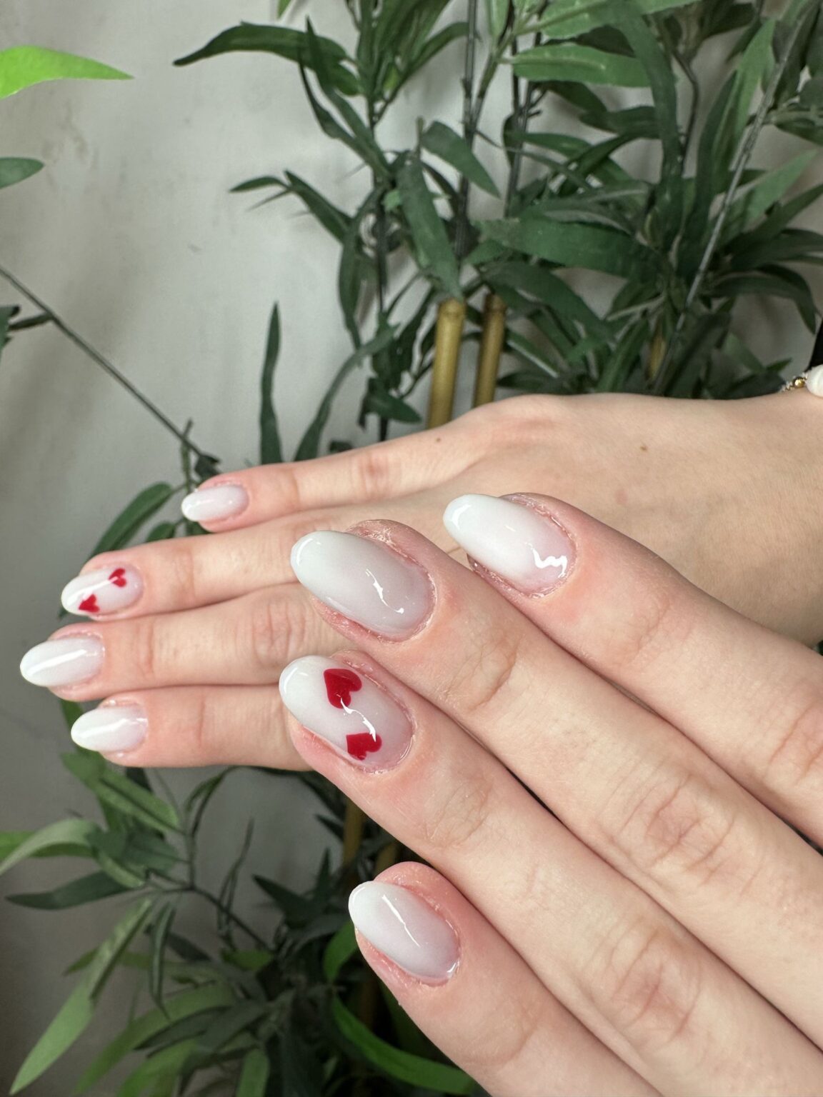 Decoración de uñas a mano alzada por Denisse Rubio